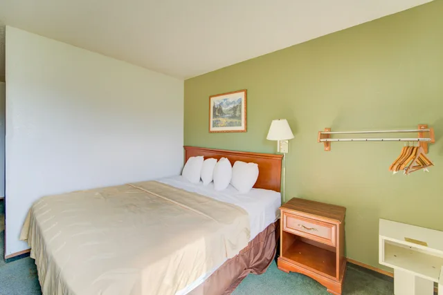 غرفة بسرير كوين لذوي الإعاقة، Capital O Amerihost Inn and Suites Kingdom City Hwy 54 MO 2/5