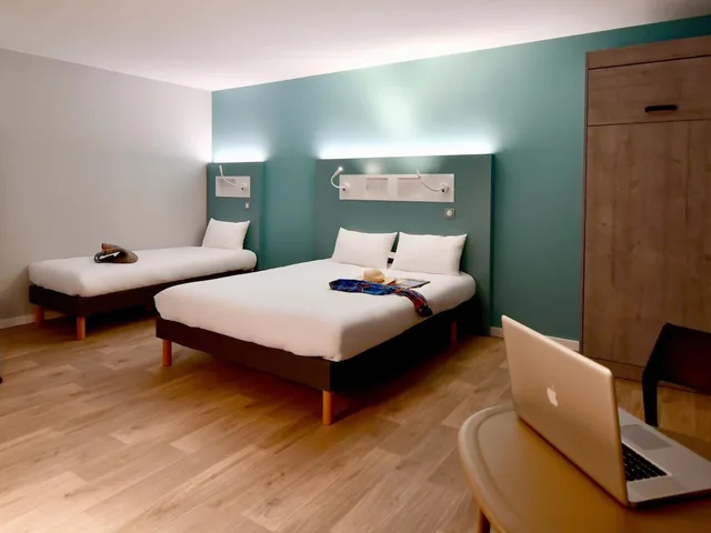 غرفة بسرير مزدوج وسريرين منفصلين، ibis budget Saint Nazaire Centre Gare 2/5