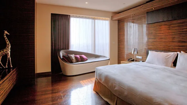 Suite, King Bed, Dining Area، Holiday Inn Shanghai Hongqiao West An Ihg Hotel 1/9