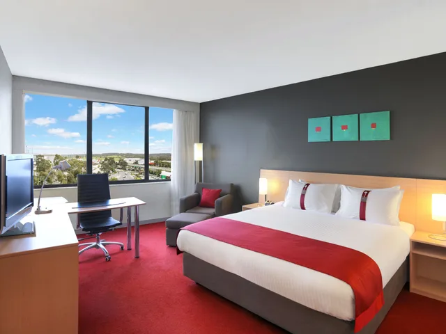 غرفة بريميوم بسرير كينج، Holiday Inn Melbourne Airport 2/6