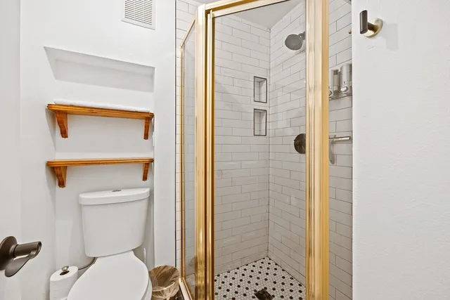Classic, Queen Bed, The Adagio Bed and Breakfast 3/3