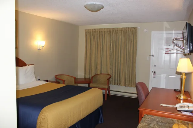 Room, Queen Bed, Knights Inn Owen Sound 5/9