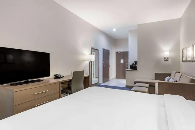 جناح كبير بسريرين كوين بغرفة نوم واحدة مع أريكة، Comfort Suites Scottsdale Talking Stick Entertainment District 1/6