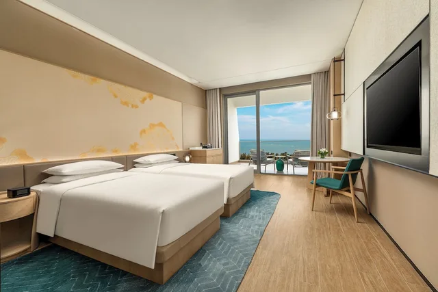 غرفة بريميوم بسريرين مزدوجين بإطلالة على البحر بشرفة، HUALUXE Resort Beihai Silver Beach by IHG 1/3