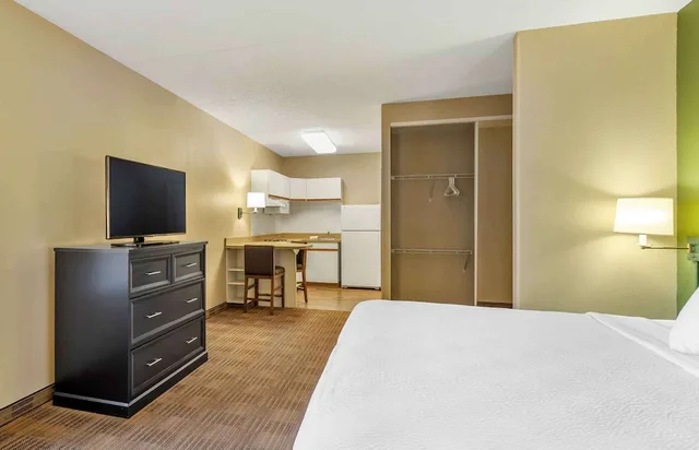 غرفة بسرير كوين لغير المدخنين بمطبخ، Studio 6 Extended Stay Chicago Vernon Hills Lincolnshire IL 7/8