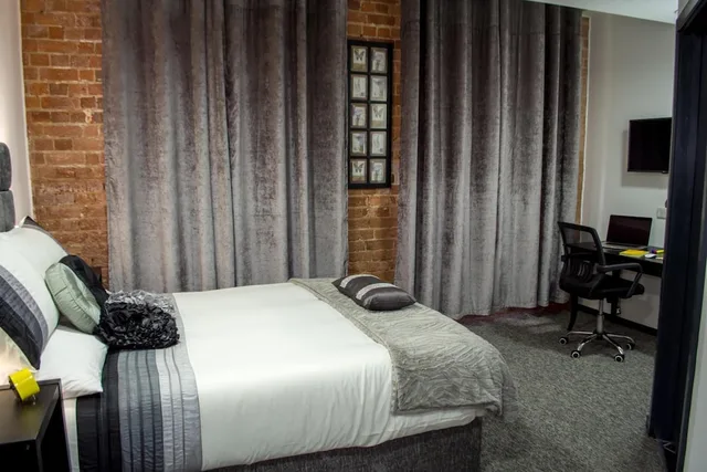 Deluxe, Double Bed, Trivelles Regency Nottingham 1/2