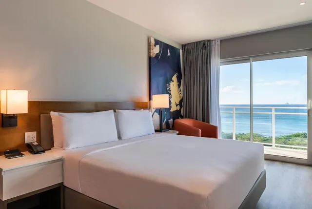 جناح بسرير كينج بإطلالة على البحر في الطابق العلوي، Embassy Suites by Hilton Aruba Resort 2/7