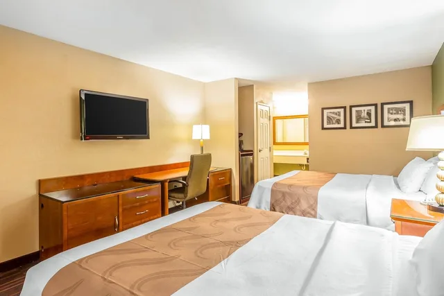 جناح بسريرين كوين، Quality Inn & Suites near Robins Air Force Base 7/10
