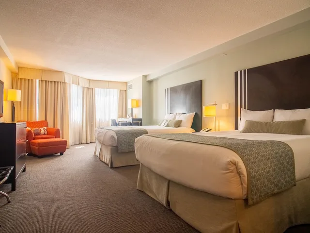 Coast, Comfort, 2 Queen Beds، Coast Kamloops Hotel And Conference Centre 3/5