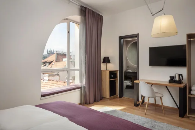Executive, King Bed, Castle View، Moods Charles Bridge 1/6