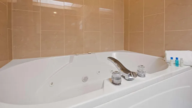 جناح بسرير كينج مع أريكة بحوض جاكوزي بمطبخ صغير، Best Western Plaza Hotel Saugatuck 2/2