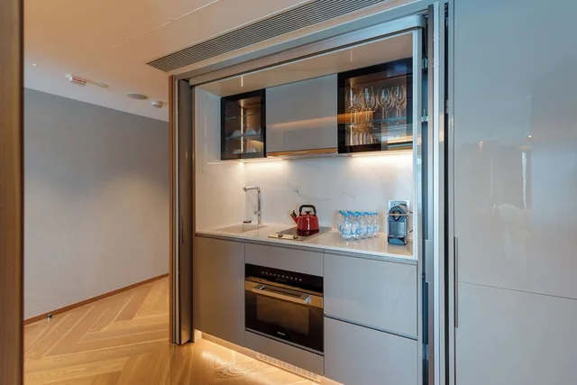 King Bed, Club Lounge Access, New World Millennium Hong Kong 3/3