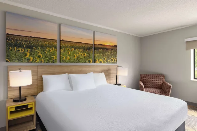 Room, King Bed, Days Inn & Suites By Wyndham Kansas City South 4/7