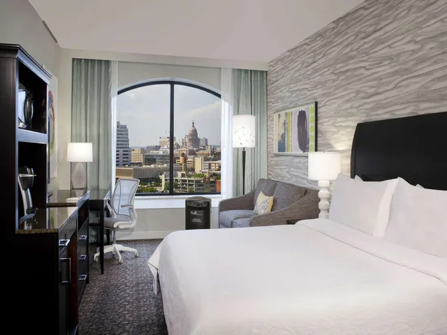 غرفة ديلوكس بسرير كينج، Hilton Garden Inn Austin Downtown 2/4