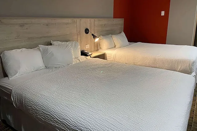 غرفة ديلوكس بسريرين كوين، Ramada by Wyndham Medicine Hat 2/4