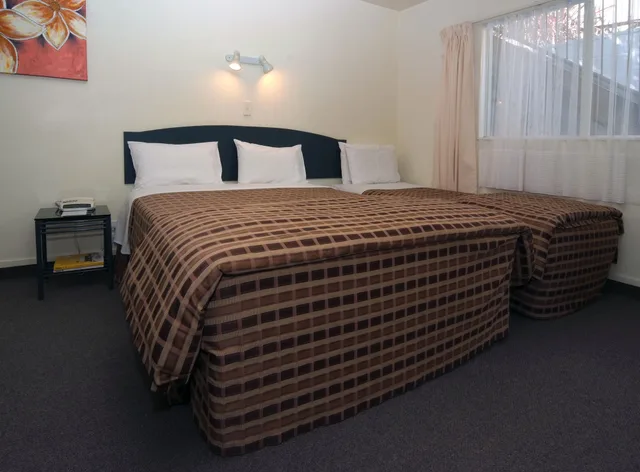 Spa, Family, Suite, Queen and Twin Beds, Ground Floor، Baycourt Lakefront Motel 4/9