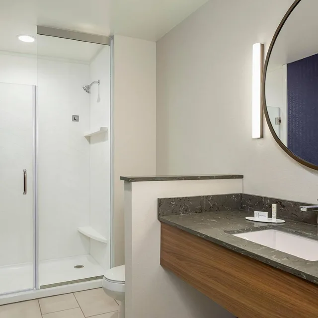 جناح كبير بسرير كينج مع أريكة، Fairfield Inn & Suites By Marriott Des Moines Downtown 6/8
