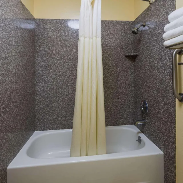 جناح بغرفة نوم واحدة مع أريكة، Quality Inn and Suites Medford Airport 5/6
