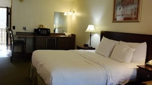 غرفة ديلوكس بسرير كينج، Brookside Lodge 1/1