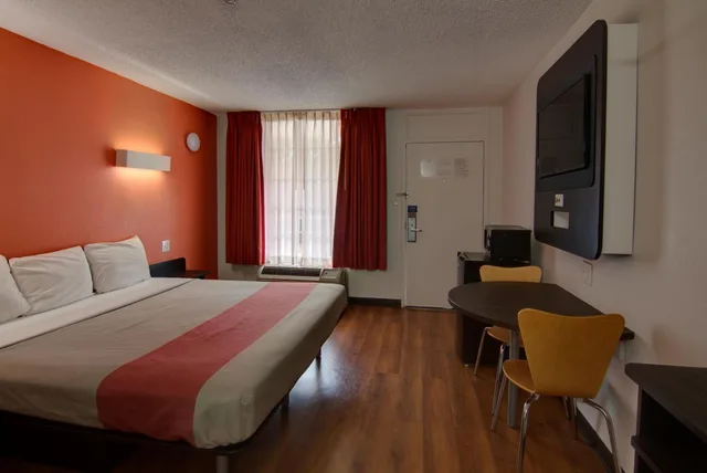 1 King Bed - Mobility Accessible Tub, Nsmk، Motel6 West Monroe, LA 2/10