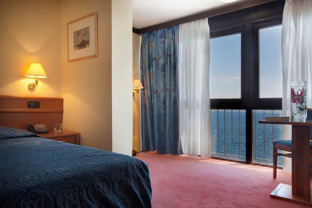 غرفة بسريرين منفصلين بإطلالة على البحر مع أريكة، Hotel Kristal 2/4