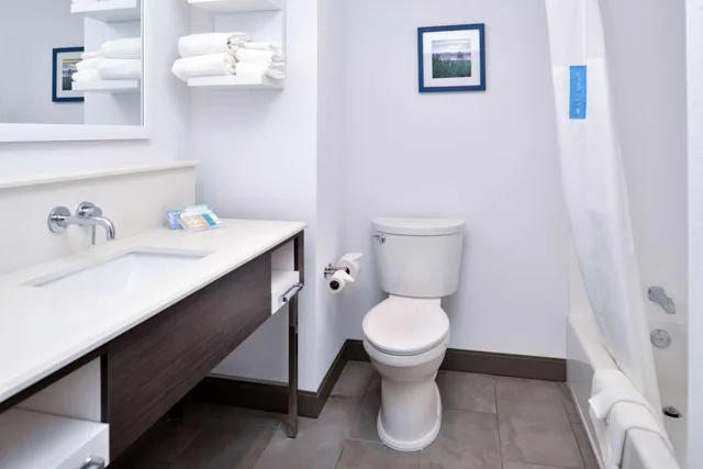 غرفة بسرير كوين بحوض استحمام لذوي الإعاقة، Hampton Inn Cedar Falls Downtown Ia 8/10