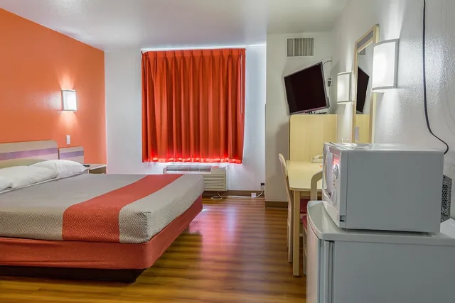 غرفة قياسية بسرير كينج، Motel6 Redmond, OR 1/4