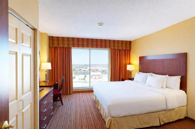 جناح لذوي الإعاقة، Embassy Suites by Hilton Norman Hotel and Conference Center 1/4