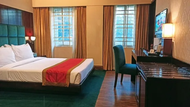 Romantic, Queen Bed, West Park Inn 1/1