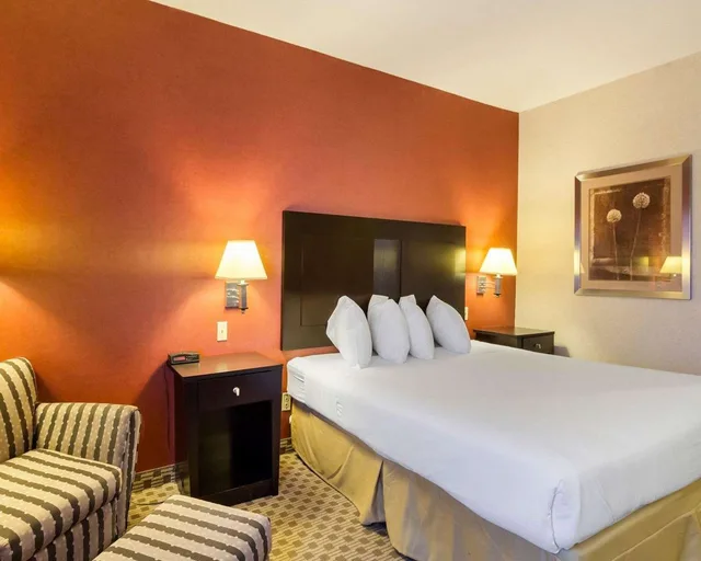 غرفة بسرير كينج لذوي الإعاقة، Quality Inn & Suites Oakwood Village - Cleveland South 1/3