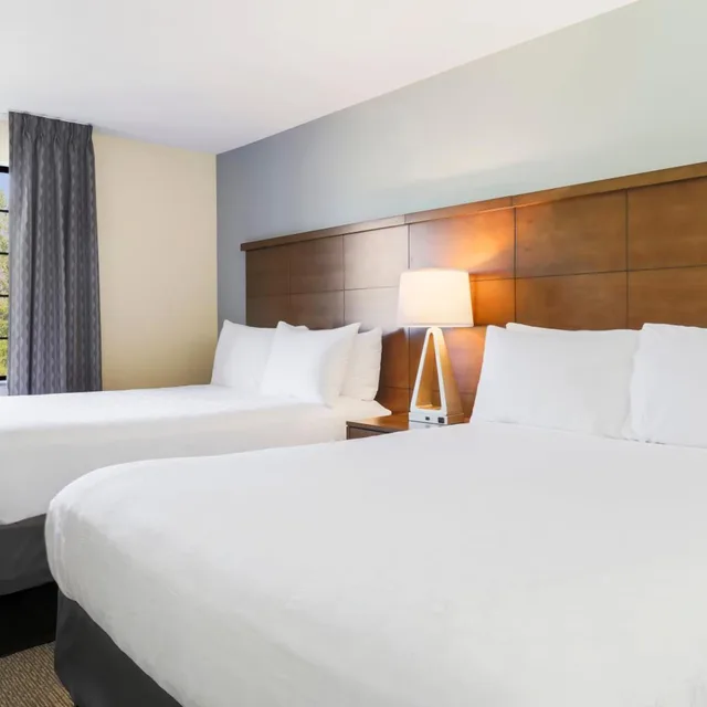 جناح بسريرين كوين بغرفة نوم واحدة مع أريكة، Staybridge Suites Reno 1/5