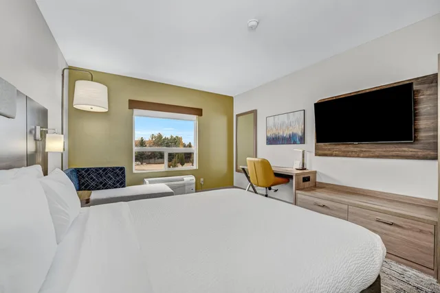 غرفة قياسية بسرير كينج وسرير كوين، Holiday Inn Express Hotel Suites Edmonton South 2/9