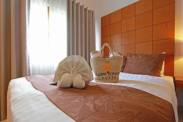 غرفة ديلوكس بسريرين منفصلين وسرير كوين مع أريكة، Aloha Boracay Hotel 10/10