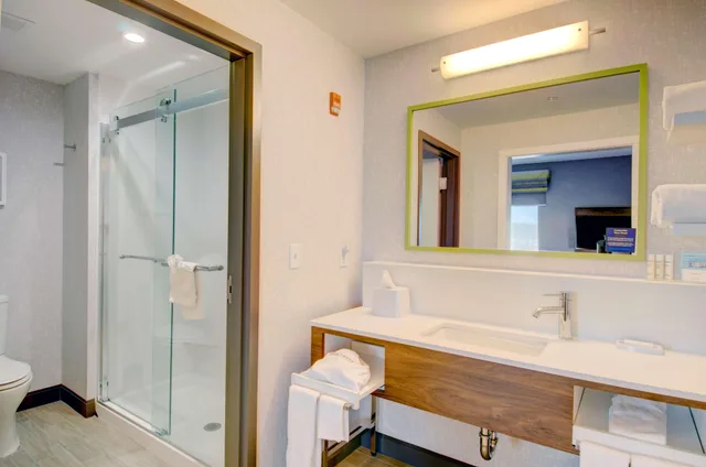 جناح بسرير كينج، Hampton Inn Suites Portland Me 5/6