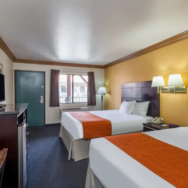 غرفة بسريرين كوين للمدخنين، Howard Johnson by Wyndham Norco 1/3
