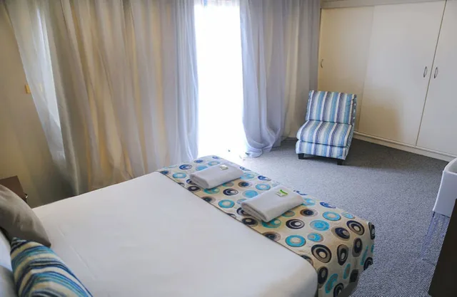 Marina, Apartment, 2 Queen and Twin Beds، The Marina Hotel 5/10