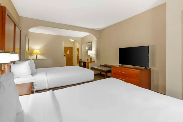 Efficiency, Suite, 2 Queen Beds، Spark by Hilton Salem East Electric Road 1/4