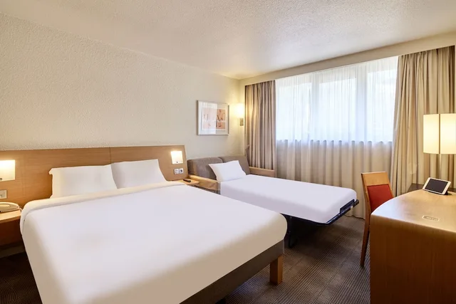 غرفة قياسية ثلاثية بسرير مزدوج مع أريكة، B&B Hotel Cergy Port 4 Stars 2/4