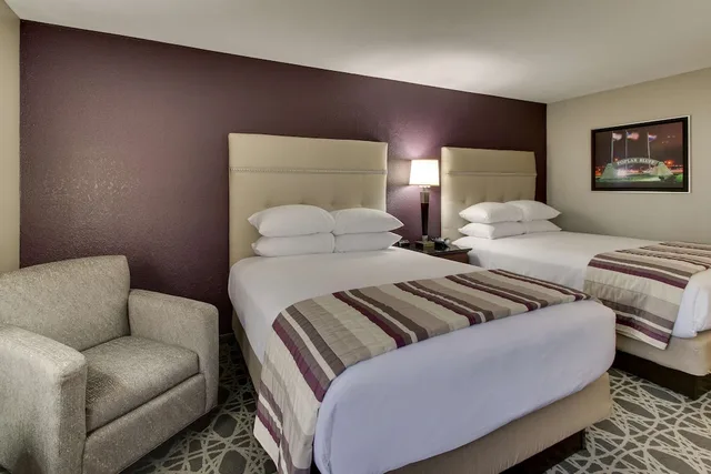 غرفة بسريرين كوين في طابق مرتفع، Drury Inn and Suites Poplar Bluff 2/5