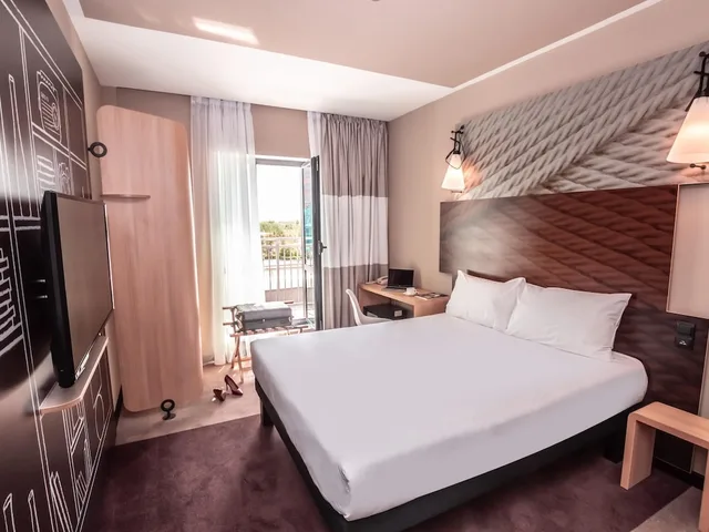 غرفة سوبيريور بسرير كوين بشرفة، ibis Aktobe Hotel 2/4