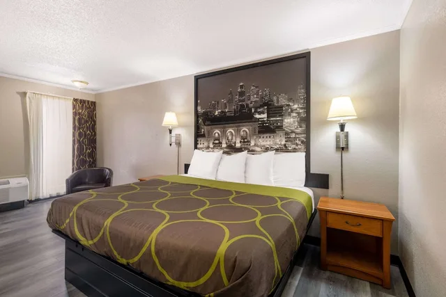غرفة قياسية بسرير كينج للمدخنين، Super 8 By Wyndham Kansas City Airport 1/5