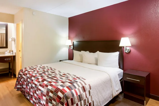 غرفة ديلوكس بسرير كينج، Red Roof Inn Grand Rapids Airport 5/9