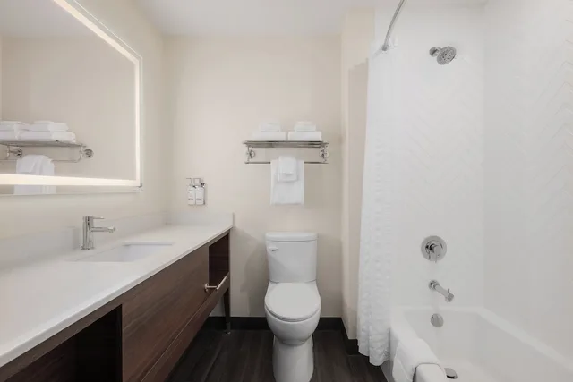 جناح بسرير فردي بغرفة نوم واحدة مع أريكة، Elk Lake Inn Suites Victoria 4/5