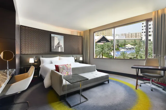 غرفة ديلوكس بسرير كينج بإطلالة على المسبح للمدخنين، The Westin Doha Hotel Spa 8/10