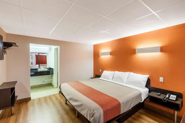 غرفة بسرير كينج، Motel6 Fort Worth, TX - Stockyards 8/10