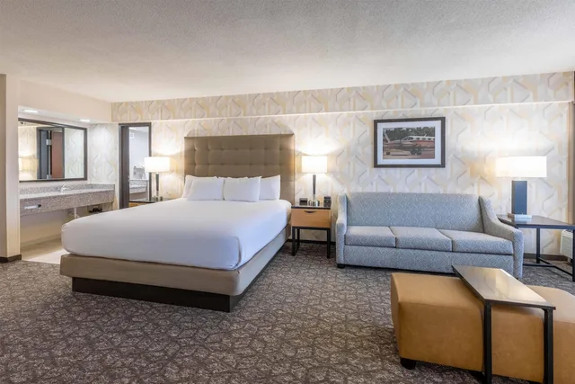 غرفة ديلوكس بسرير كينج مع أريكة، Drury Inn and Suites St Louis Airport 1/6