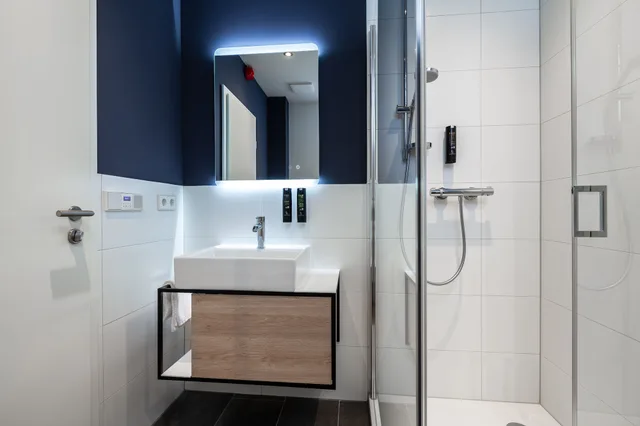 غرفة كومفورت ثلاثية بسرير كوين مع أريكة، Hotel Wittorf 3/3