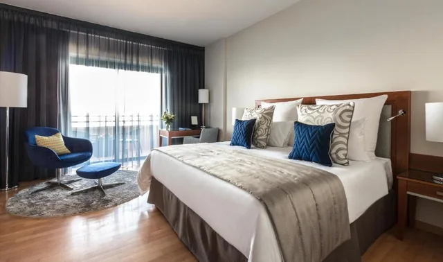 غرفة بريميوم بإطلالة على البحر، Radisson Blu Resort Malta St Julians 1/2