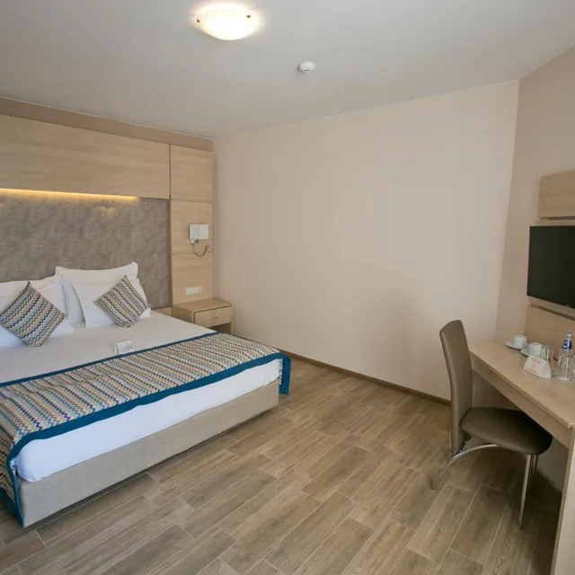 Room, Double Bed, Side Sea View, Balcony, Building 2، Royal Bay Resort 3/10