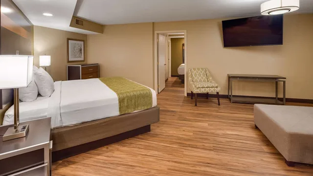 2 Rooms, Suite, 1 King and 2 Queen Beds, 2 Bathrooms, Kitchen, Bathtub، Best Western Plaza Inn 1/5